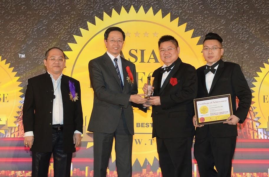 Everbest Global Sdn Bhd president receiving Asia Honesty Product Award